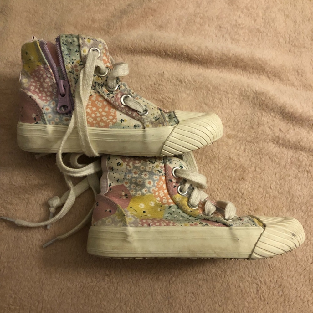 Cat &Jack Size 9 zip/tie sneakers; gently loved; smoke and pet free home